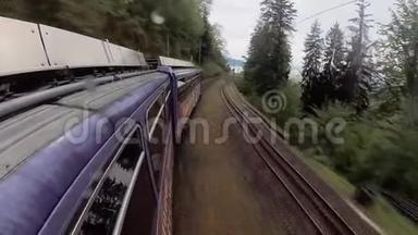 在瑞士山区乘火车旅行